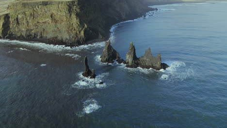 Beeindruckende-Felsformationen-Von-Reynisdrangar-Nahe-Der-Küste-Von-Reynisfjara-Beach-In-Island---Luftdrohnenaufnahme