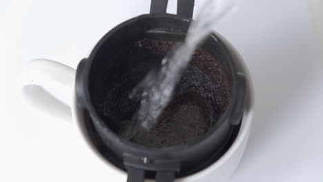 Heißes-Wasser-In-Eine-Tasse-Mit-Kaffeefilter-Gießen,-Gefüllt-Mit-Frisch-Gemahlenem-Kaffee