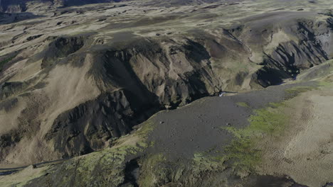 Cascada-Kvernufoss-Entre-La-Cordillera-En-Verano-Cerca-Del-Pueblo-De-Skogar-En-Islandia
