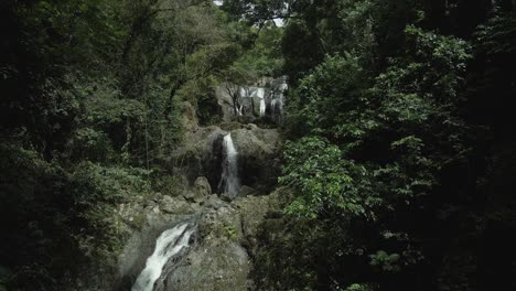 Aufsteigende-Luftaufnahme-Verschiedener-Ebenen-Des-Argyle-Wasserfalls-Im-Karibischen-Regenwald-Von-Tobago