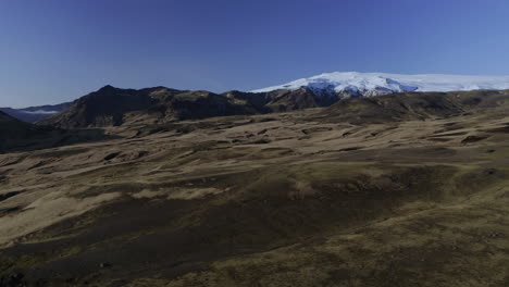 Montaña-De-La-Capa-De-Hielo-Eyjafjallajokull-Durante-El-Día-En-Islandia