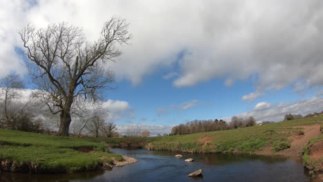 Ein-Sonniger,-Windiger-Tag-Auf-Dem-Flusspfeil-In-Warwickshire,-England,-Während-Wolken-über-Den-Kopf-Rollen