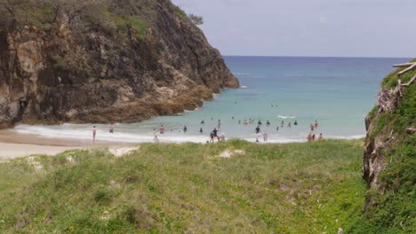 Menschen,-Die-Am-Ozean-Von-South-Gorge-Beach-In-Der-Nähe-Von-North-Gorge-Schwimmen,-Spazieren-Auf-Stradbroke-Island-In-Queensland,-Australien