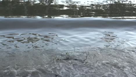 Im-Freien-Natur-Schlammwasser-Fluss-Wellen-Reflexionen