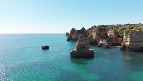 Fliegen-Sie-über-Die-Smaragdgrüne-Atlantikküste-Der-Algarve