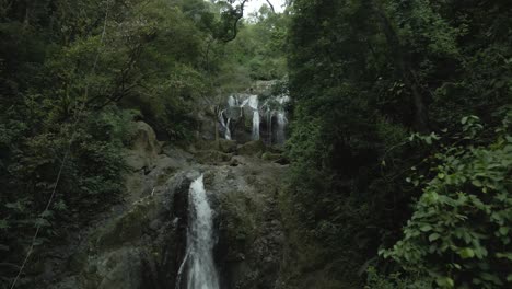 Absteigende-Drohnenansicht-Eines-Epischen-Wasserfalls-Im-Karibischen-Dschungel-Von-Tobago
