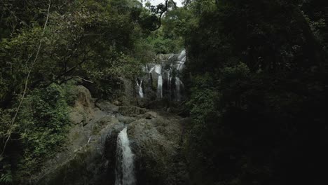 Luftaufnahme-Des-Großen,-Kaskadierenden-Argyle-Wasserfalls-Mit-Vielen-Ebenen-Auf-Der-Karibischen-Insel-Tobago
