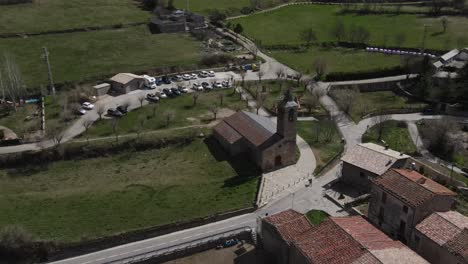 Luftaufnahmen-Eines-Alten-Dorfes-Mit-Einer-Romanischen-Kirche-In-Den-Pyrenäen-In-Spanien