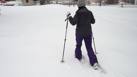 Cámara-Lenta-De-Mujer-Caminando-Sobre-La-Nieve-Con-Raquetas-De-Nieve-En-El-Paisaje-Invernal-De-Ouray,-Colorado-Usa