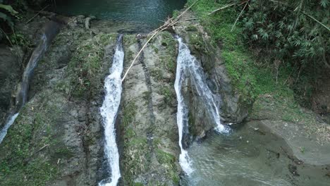 Nahaufnahme-Eines-Kaskadierenden-Wasserfalls-Im-Wald-Der-Karibischen-Insel-Tobago