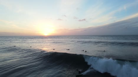 Surfistas-Expertos-Surfeando-En-La-Costa-Norte-Durante-La-Puesta-De-Sol-En-Oahu,-Hawaii