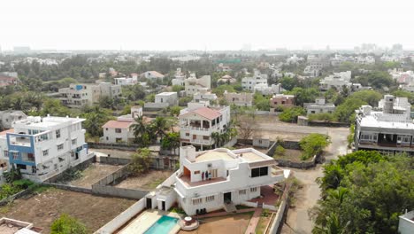 Resort-In-ECR-Chennai-Mit-Swimmingpool,-Umgeben-Von-Gebäuden-Und-Bäumen