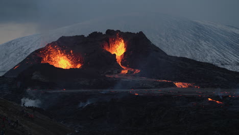 Volcán-En-Erupción-Y-Magma-Fundido-En-Geldingadalir,-Islandia---Plano-Amplio