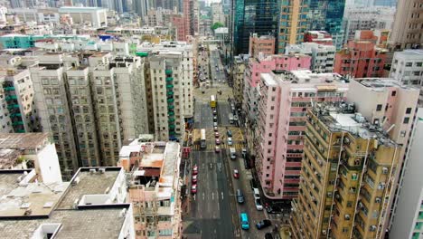 Edificios-Del-Centro-De-Hong-Kong,-Paso-De-Peatones-Y-Tráfico,-Vista-Aérea-A-Gran-Altura