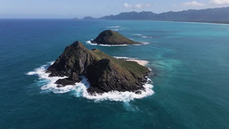 Beautiful-Islets-of-the-Mokulua-Islands,-Hawaii,-aerial-wide-circle-pan