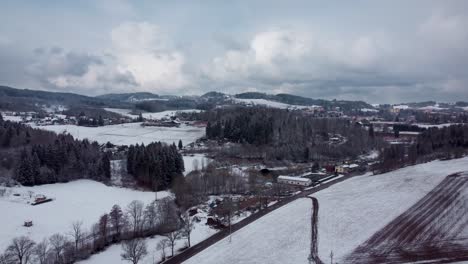 Schneebedeckte-Ländliche-Landschaft-Von-Tschechien-Mit-Schönen-Wolken,-Die-Vorwärts-Fliegen