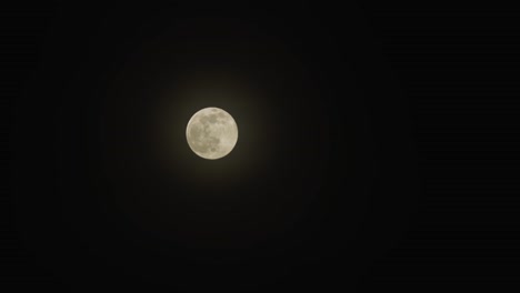 Medium-shot-of-the-full-moon