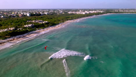 Drohnenaufnahme-Eines-Windsurfers,-Der-In-Playa-Del-Carmen,-Mexiko,-Auf-Den-Wellen-Reitet