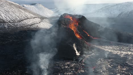Volcán-Fagradalsfjall-En-Islandia-Con-Roca-Oscura-Y-Humos-Tóxicos-De-Azufre