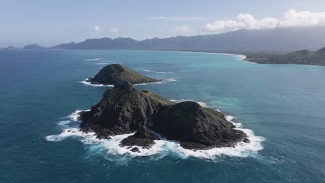 Abstürzende-Wellen-Gegen-Mokulua-Zwillingsinseln-Und-Die-Küste-Von-Hawaii-Im-Hintergrund-Während-Des-Sonnigen-Tages