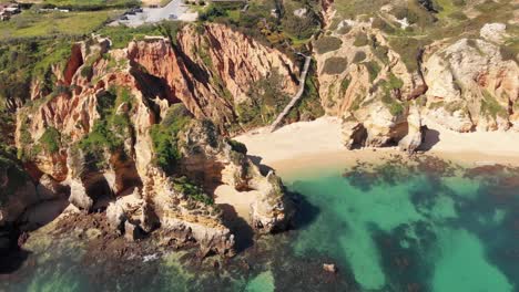 Malerische-Landschaftliche-Landschaft-Von-Camilo-Beach-In-Lagos,-Algarve,-Portugal---Breite-Obere-Umlaufbahn-Aus-Der-Luft