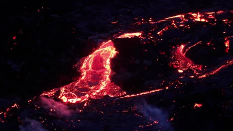 Fluss-Heißer-Lava,-Der-Während-Des-Nächtlichen-Ausbruchs-Aus-Dem-Krater-Des-Fagradalsfjall-Vulkans-Fließt