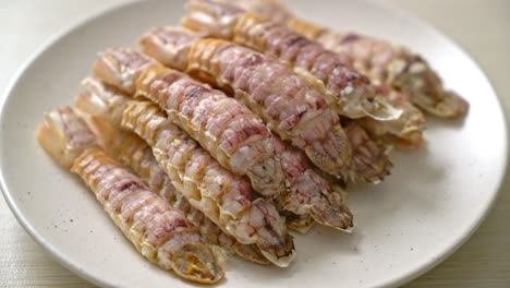 Cigalas-Al-Vapor-O-Gambas-Mantis-O-Estomatópodos-Con-Salsa-Picante-De-Marisco