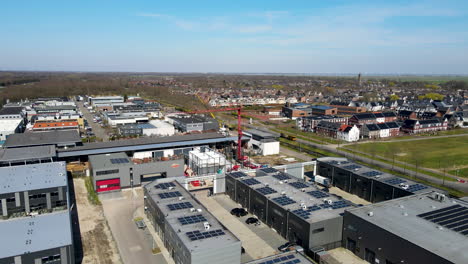 Ausleger-Eines-Neu-Gebauten-Industriegebiets-Mit-Sonnenkollektoren-Auf-Dem-Dach