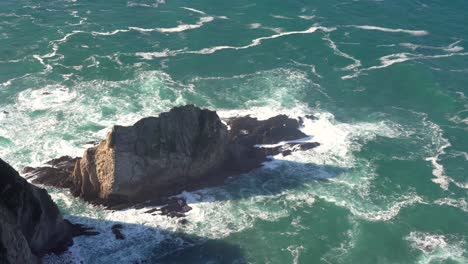 Ocean-Waves-Breaking-On-Rocky-Outcrops-In-Big-Sur,-California-At-Summer