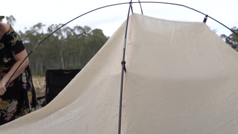 Natur-Blonde-Frau-Im-Freien-Zelt-Camping-Outback-Einpacken