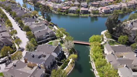 Houses-on-Santa-Clara-in-Bridgeport-Valencia,-California,-4K-aerial-view