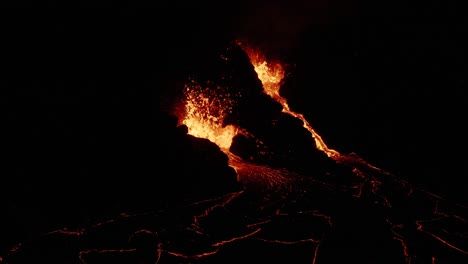 Volcán-Geldingadalsgos-En-Erupción-Por-La-Noche-En-La-Península-De-Reykjanes-En-Islandia