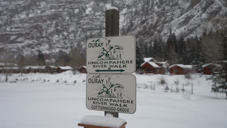 Uncompahgre-River-Walk-Signs-in-Snowy-Winter-Landscape-of-Ouray,-Colorado-USA