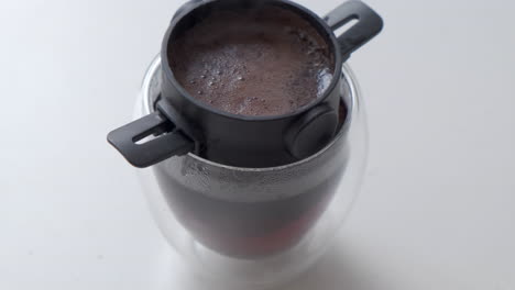 Heißer-Schwarzer-Kaffee-Im-Doppelwandglas-Mit-Pour-Over-Filter