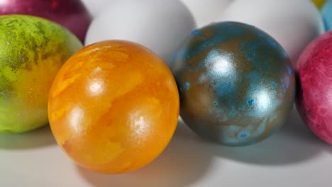 Huevos-De-Colores-Giran-En-Una-Cesta