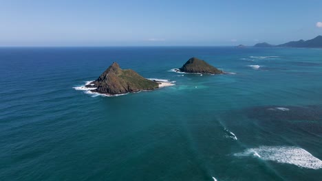 Hermosas-Islas-Mokulua-Hawaianas-Frente-A-La-Playa-Lanikai-En-Oahu,-Vista-Aérea-4k