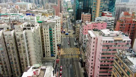 Gebäude-In-Der-Innenstadt-Von-Hongkong,-Zebrastreifen-Und-Verkehr,-Luftbild-Aus-Großer-Höhe