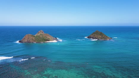 Na-Mokulua---Dos-Islas-De-Islotes-Con-Mar-Azul-Tranquilo-En-Verano-Desde-La-Playa-De-Lanikai-En-Kailua,-Oahu,-Hawaii