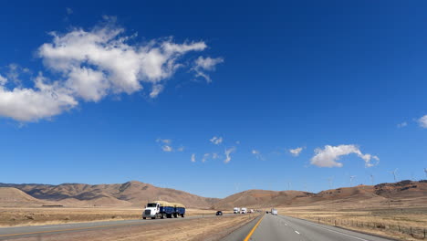 Fahrt-Auf-Einem-Südkalifornischen-Highway-Durch-Die-Mojave-Wüste-Mit-Windturbinen-Auf-Den-Fernen-Bergen---Fahrersicht