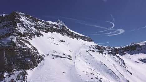 Impresionantes-Imágenes-De-Drones-En-Lo-Alto-De-Una-Pista-De-Esquí-En-Los-Alpes-Suizos