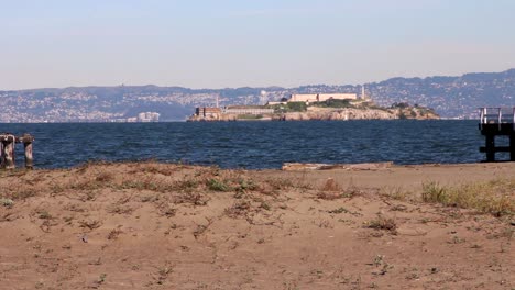 Alcatraz-Insel-In-San-Francisco,-Kalifornien-Usa-Während-Des-Sonnenuntergangs-An-Einem-Schönen-Sonnigen-Sommertag-Des-Klaren-Blauen-Himmels-Mit-Kleinen-Ozeanwellen
