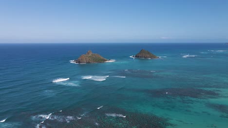 Beautiful-Reef-by-the-Mokulua-Islands,-Hawaii,-aerial-wide-circle-shot