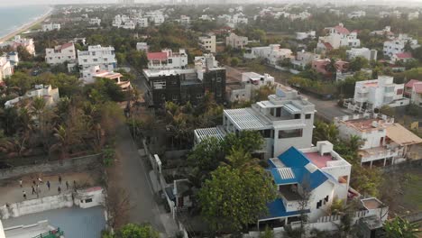 Ecr-Chennai-Voller-Menschen-Umgeben-Von-Baumkonstruktionen-Und-Gebäuden-Draufsicht-Während-Des-Sonnenuntergangs