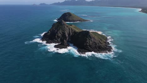Waves-breaking-on-Mokulua-rocky-island,-Hawaii