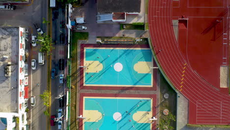 Aufsteigende-Drohnenaufnahme-Von-Basketballplätzen-In-Der-Stadt-Playa-Del-Carmen,-Mexiko
