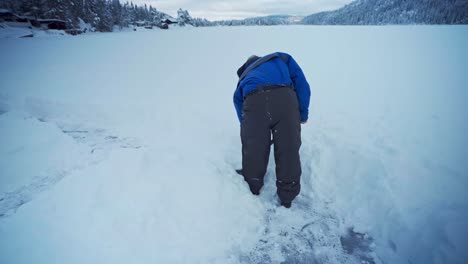 Mann-In-Winterkleidung-Macht-Weg-Mit-Schaufel-Nach-Schneesturm-In-Trondheim,-Norwegen