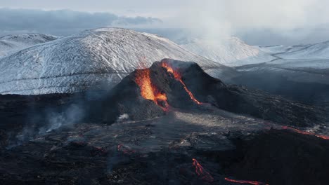 Magma-Fundido-Expulsado-De-Un-Volcán-Activo-En-Islandia-En-Un-Valle-Remoto