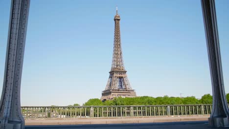 Fernsicht-Auf-Den-Eiffelturm-Unter-Blauem-Himmel-Vom-Aussichtspunkt-Der-Bir-Hakeim-Brücke