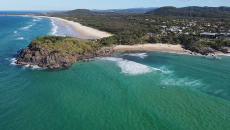 Panorama-Des-Küstenstadtbildes-Von-Cabarita-Beach-Mit-Blick-Auf-Die-Landzunge-Norries-In-NSW,-Australien