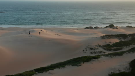 Touristen-Fotografieren-Auf-Sanddünen-Am-Strand-Von-Sardinia-Bay-Während-Der-Goldenen-Stunde-In-Port-Elizabeth,-Südafrika